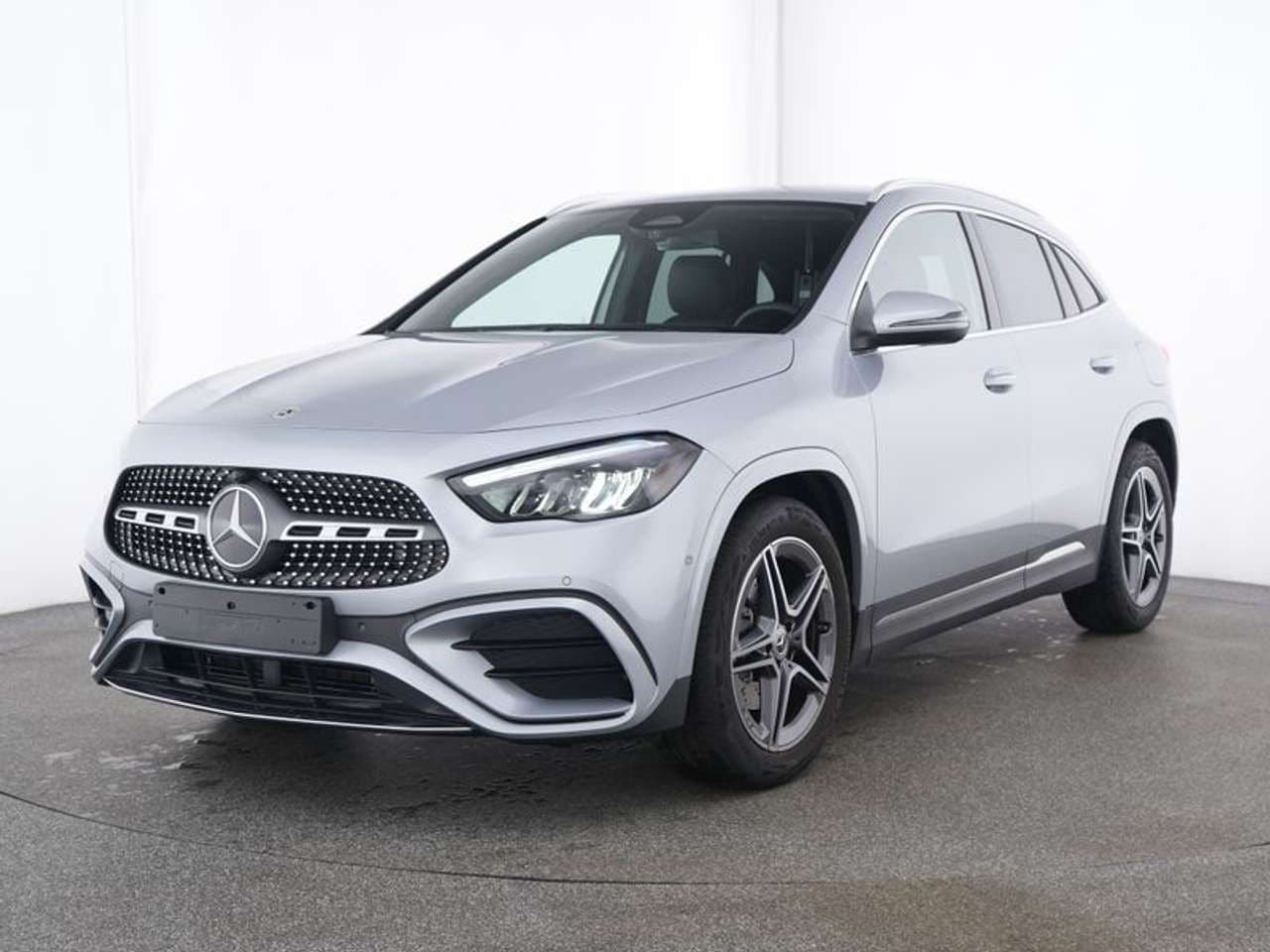 Mercedes-Benz GLA 180, argento, vista di tre quarti